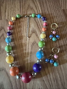 VINTAGE GRADUATED MULTICOLORED BEADED 18-21" NECKLACE AND 2" EARRING SET